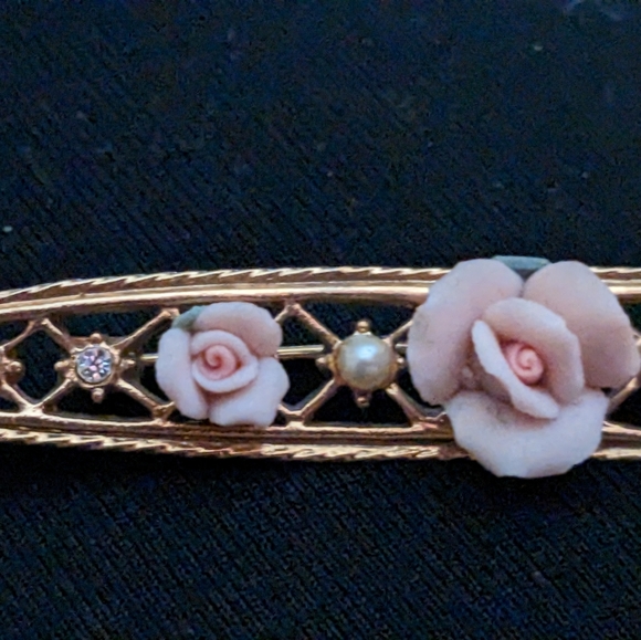 1928 Co. Gold Tone Bar Brooch/Pin with 3 Porcelain Pink Roses with Green Leaves - Picture 4 of 8